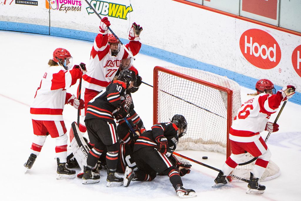 ett foto av 2020 Women 's Beanpot Final mellan BU och nordöstra's Beanpot Final between BU and Northeastern