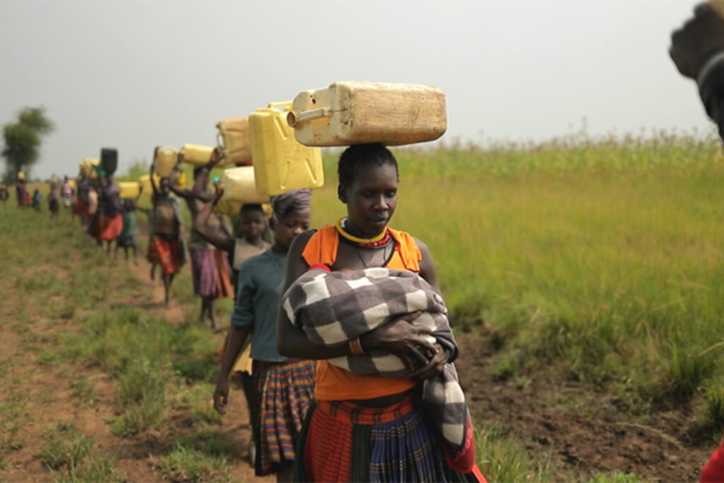 Photo: Pictures of women walking while carrying things on their heads