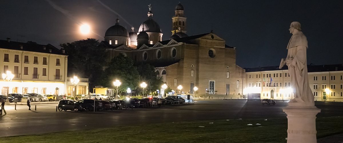 photo Prato della Valle, the second largest square in Europe on a perfect night, there are people.