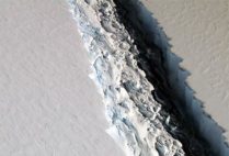 Massive crack in Larsen C ice shelf, Antarctica