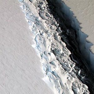 Massive crack in Larsen C ice shelf, Antarctica