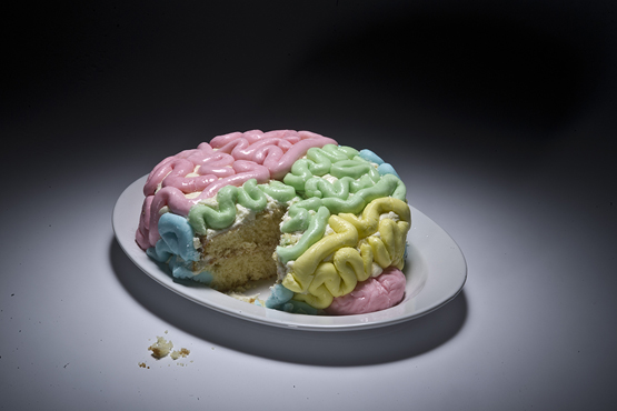 Brain pinata cake filled with bloody maggots - Halloween dessert