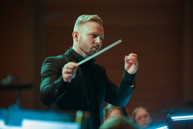 Daniel Parsley, a CFA School of Music assistant professor of choral conducting, director of choral activities, and director of graduate conducting programs, conducts the Cincinnati Chamber Orchestra in a performance of Seven Last Words of the Unarmed by Joel Thompson, part of their We Are One festival series, October 26, 2022. Photo credit: Mark Lyons Photography Inc.