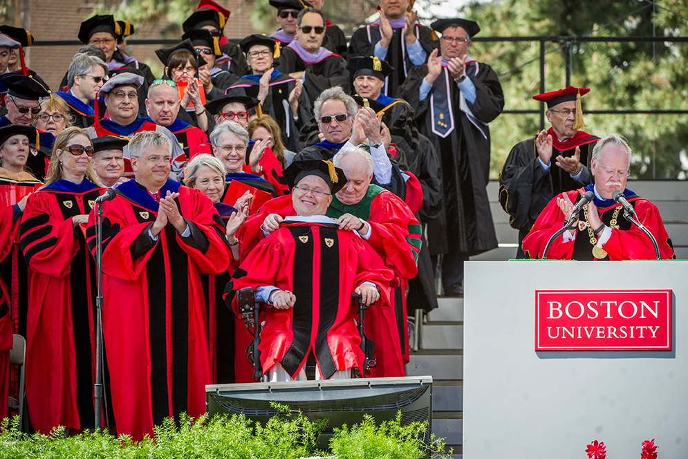 Travis Roy recebe um diploma honorário no 143º Comissionamento da Universidade de Boston no Comissionamento da Universidade de Boston no Nickerson Field em 15 de maio de 2016