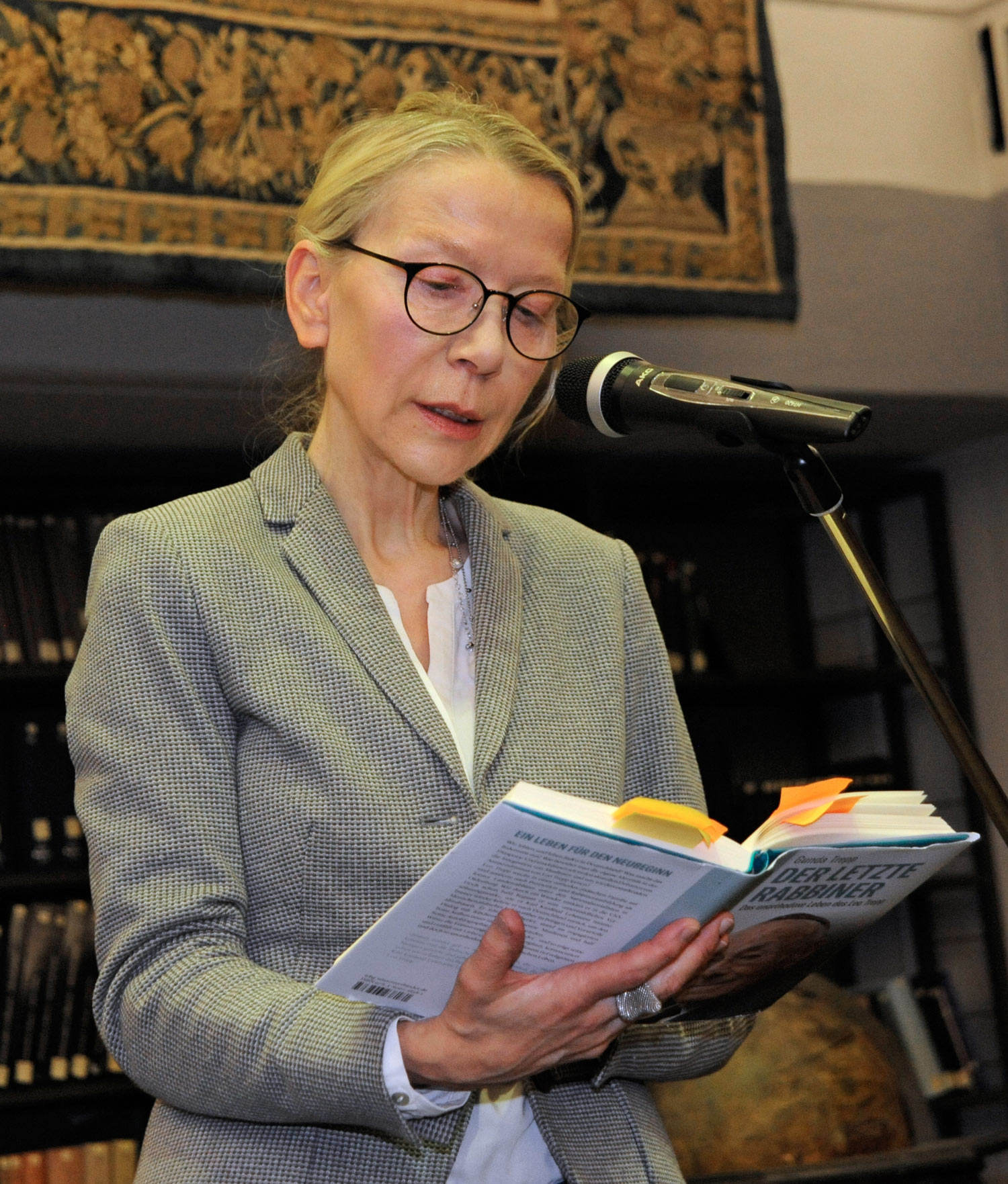 A photo of Gunda Trepp reading at a podium