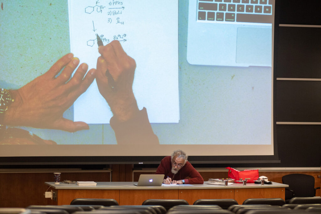 A photo of CAS master lecturer Bruno Rubio teaching from an empty lecture hall