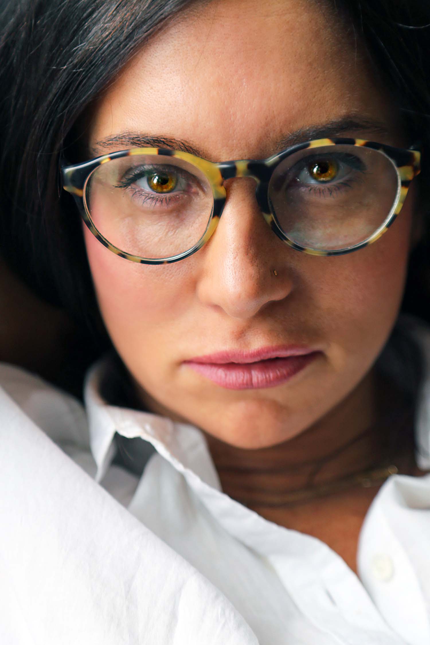 headshot of Lisa Taddeo in turtleshell glasses and a white collared shirt