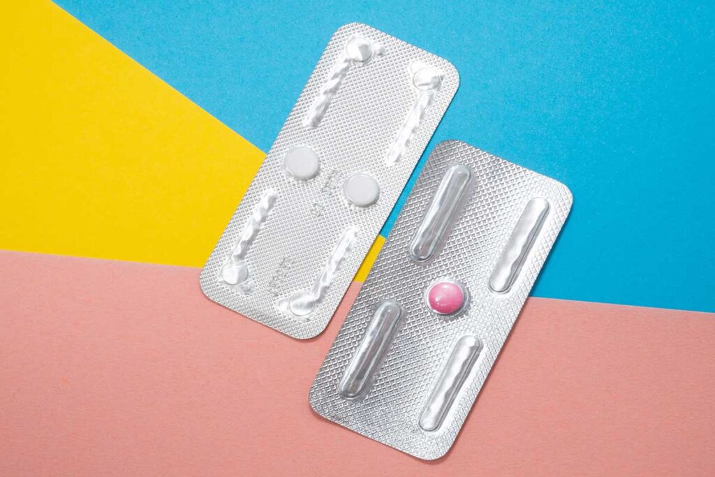 Photo courtesy of https://www.centromedicoaragon.com. This is a picture of a pill in silver packaging in front of a colorful background with blue, yellow, and red. 