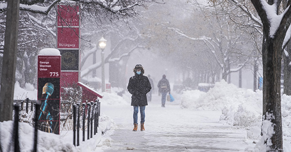 特大风雪暴袭击校园，导致周二停课 | 波士顿大学今日新闻