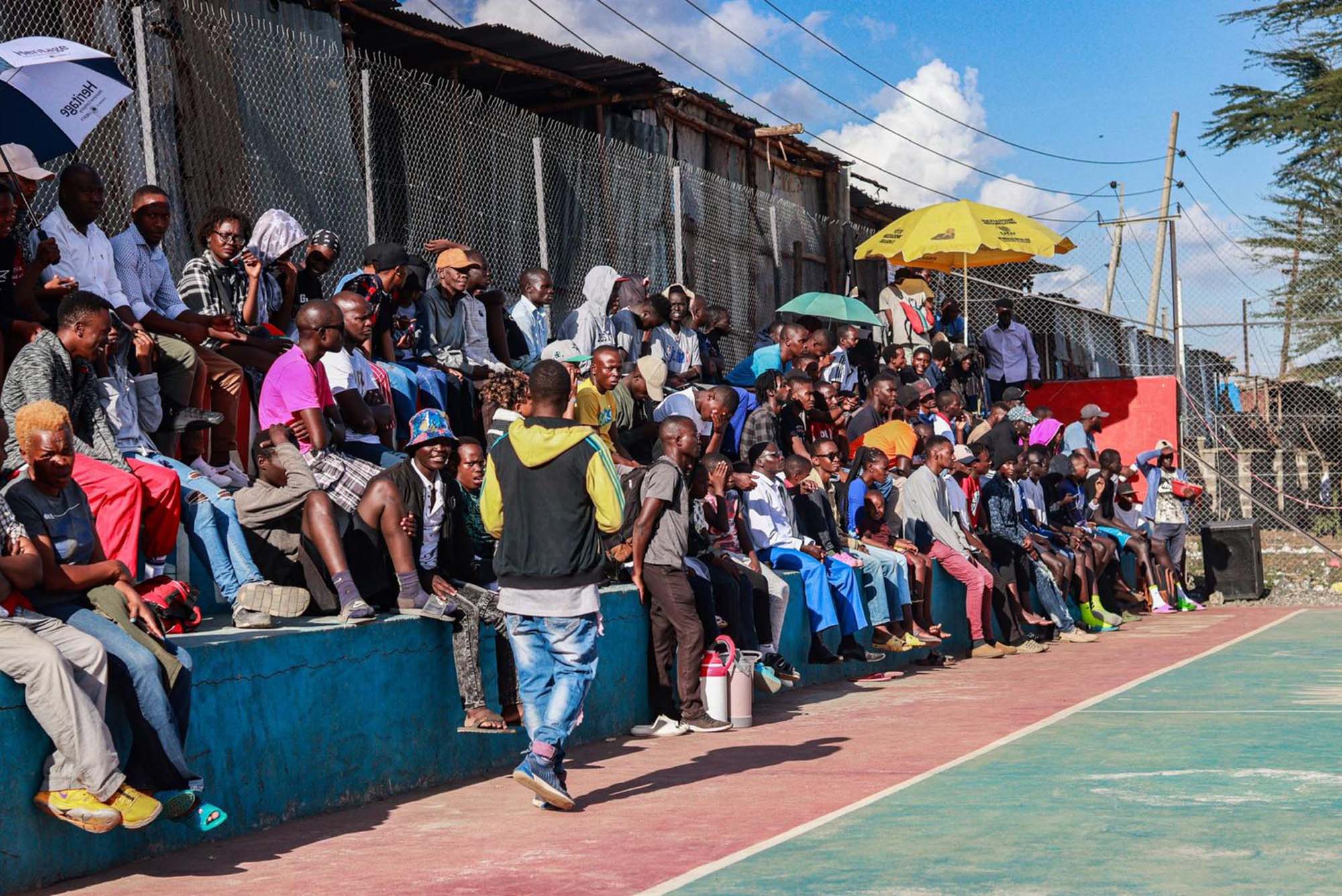 Photo: A picture of a crowd gathering at a tournament
