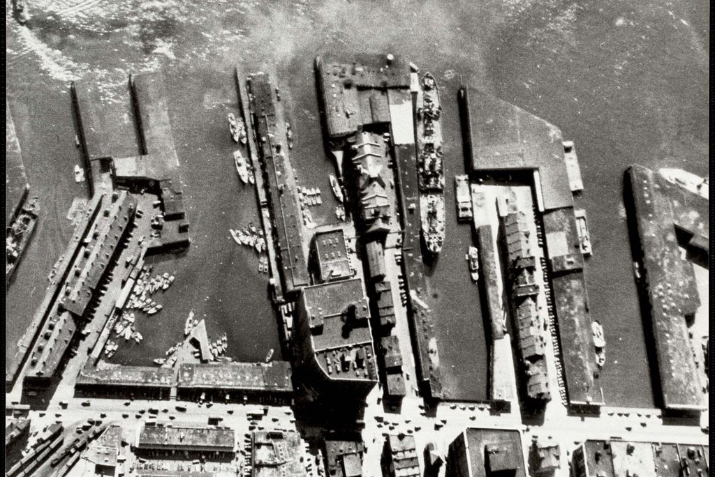 Photo: A black and white aerial view of Boston's Long Wharf from the 1940s.