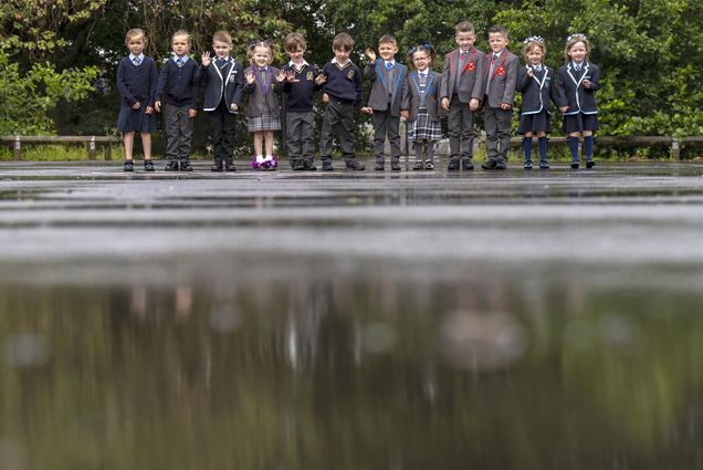 Photo: A large group of children all of whom are twins in Scotland