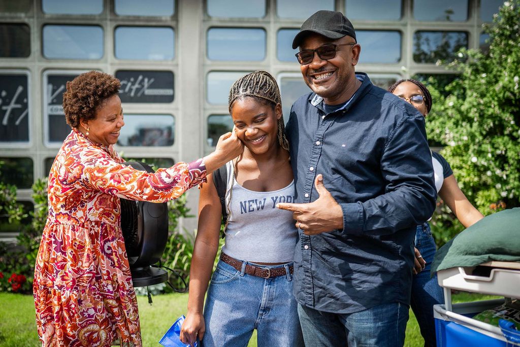 Photo: Nicole Ekwughalu (ENG 27) says goodbye to her parents Judy and Brenda during move in