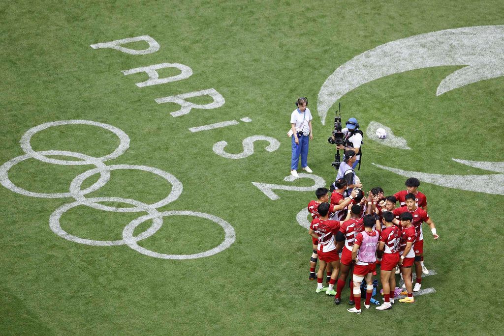 Photo: Japan players huddle ahead of the second half of Paris Olympic men's rugby sevens Pool A match against South Africa on July 25, 2024, at Stade de France in Saint-Denis, near Paris.