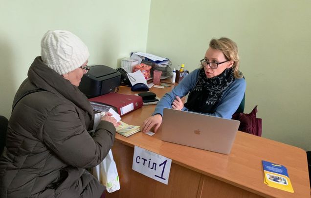 Ukrainian refugee receiving cash at desk