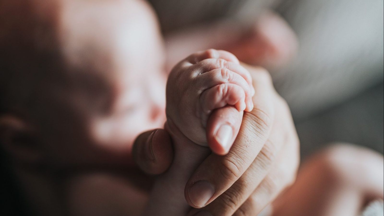 newborn-holds-hands-with-mom