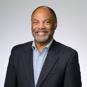 Headshot of Stacey Scott